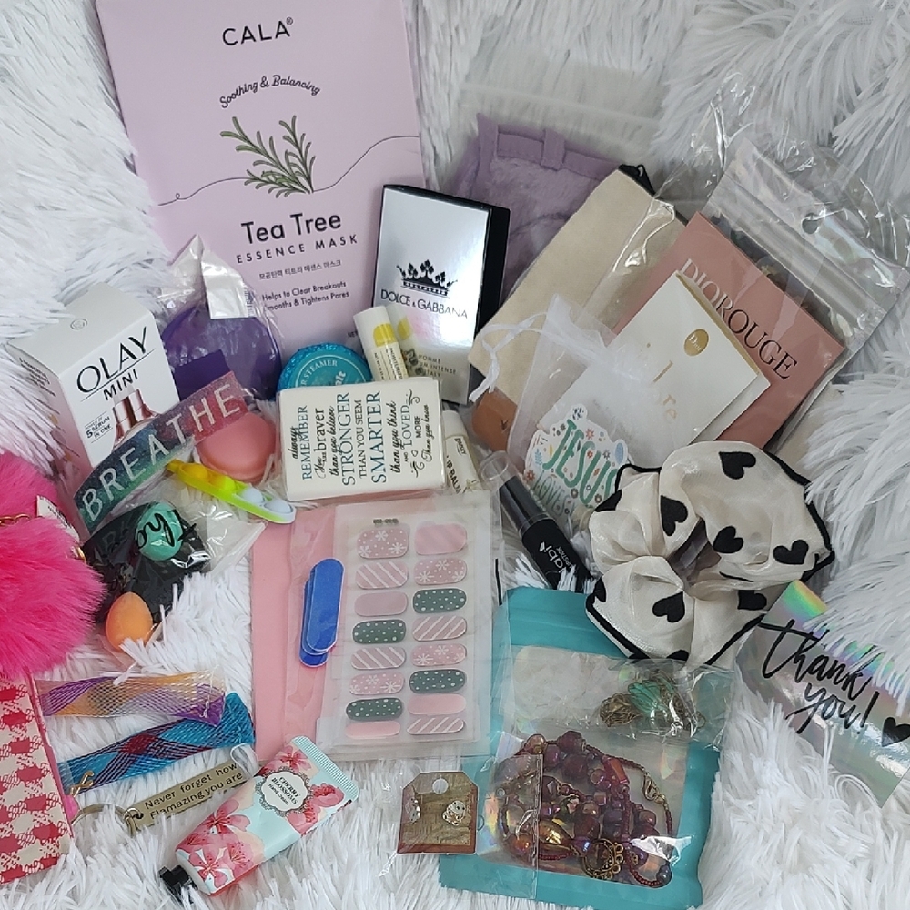 Assorted Beauty and Accessory Bundle to Use As Thank You Gifts. Set #2